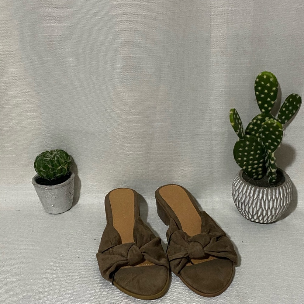 Tan sandals 🌺